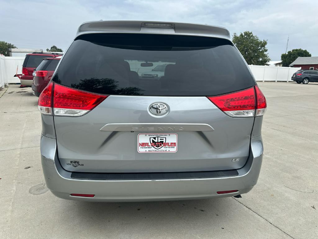 2011 Toyota Sienna Image 4