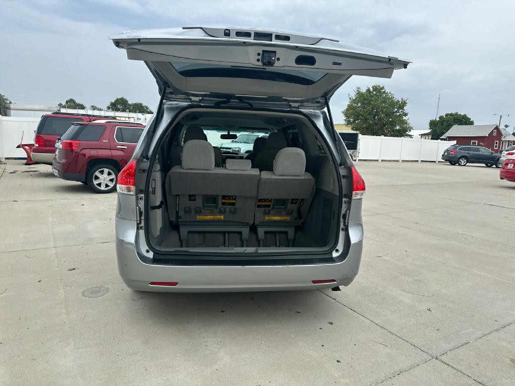 2011 Toyota Sienna Image 6