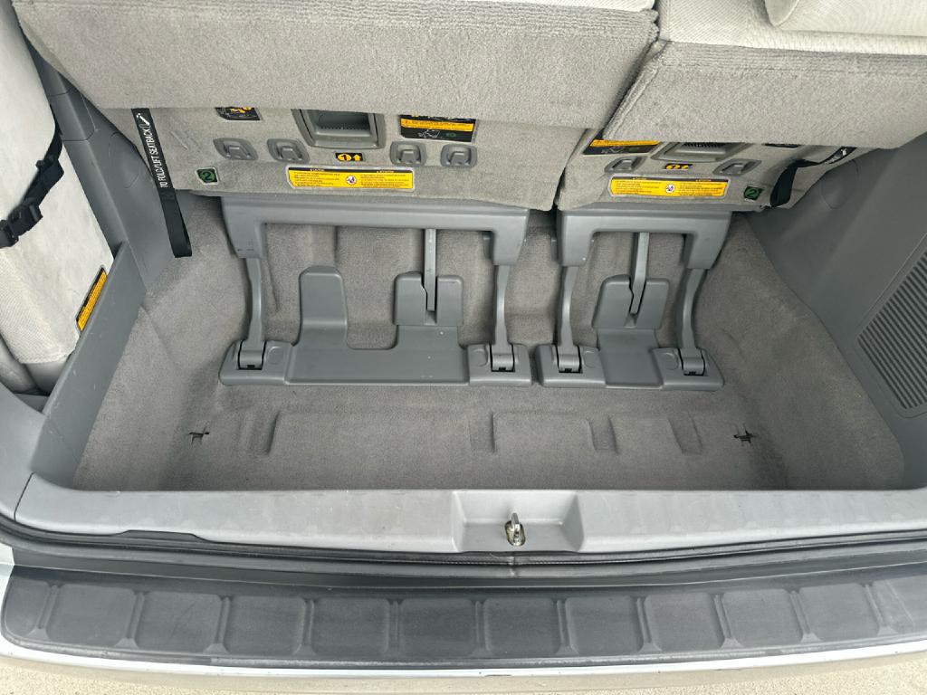 2011 Toyota Sienna Image 7
