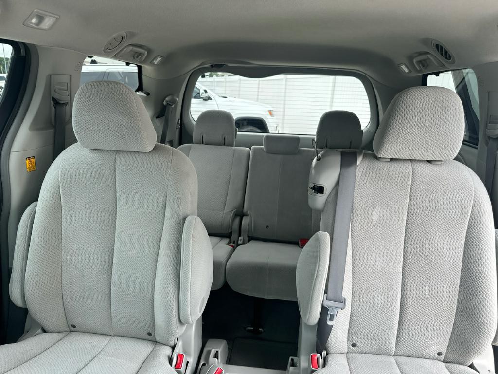 2011 Toyota Sienna Image 8