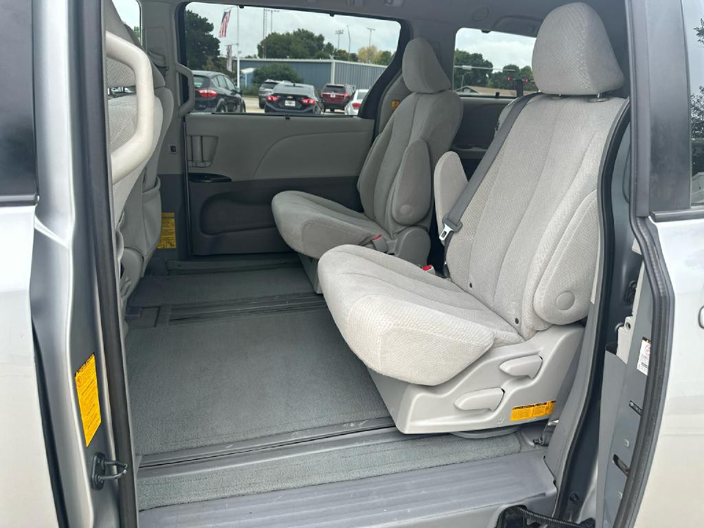 2011 Toyota Sienna Image 9