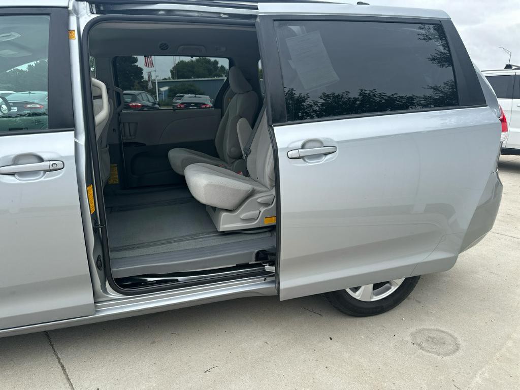 2011 Toyota Sienna Image 10