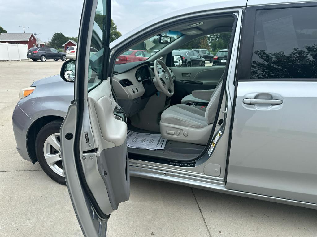 2011 Toyota Sienna Image 11