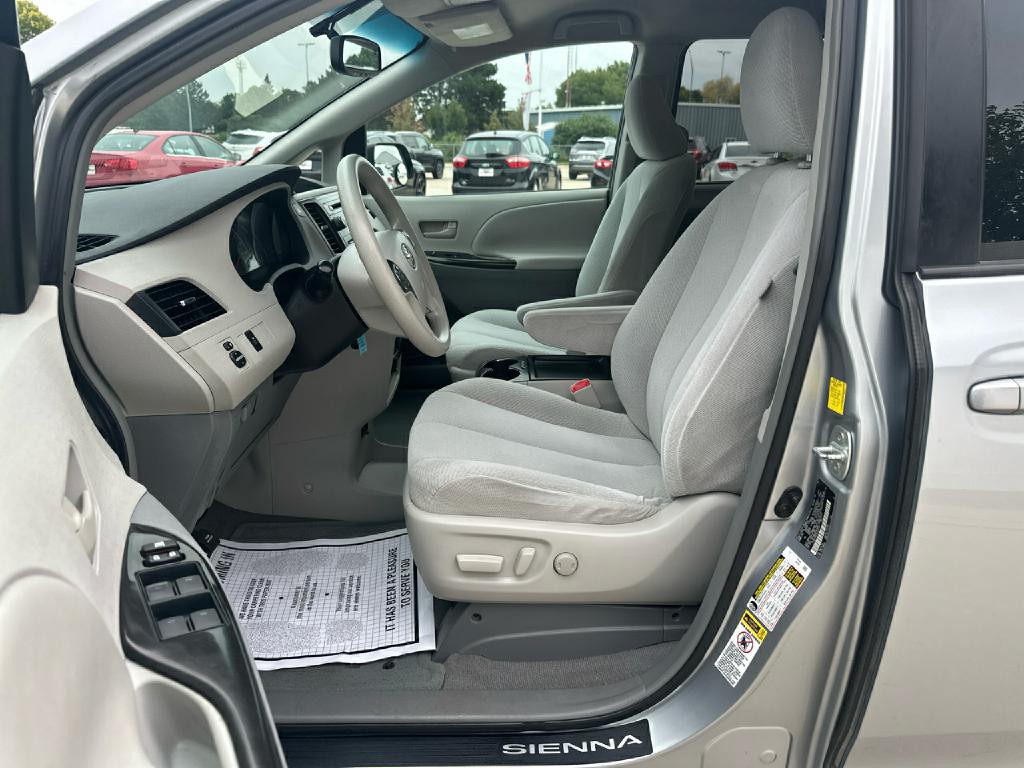 2011 Toyota Sienna Image 12