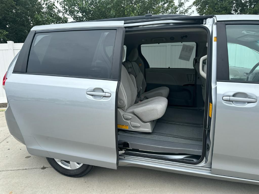 2011 Toyota Sienna Image 13
