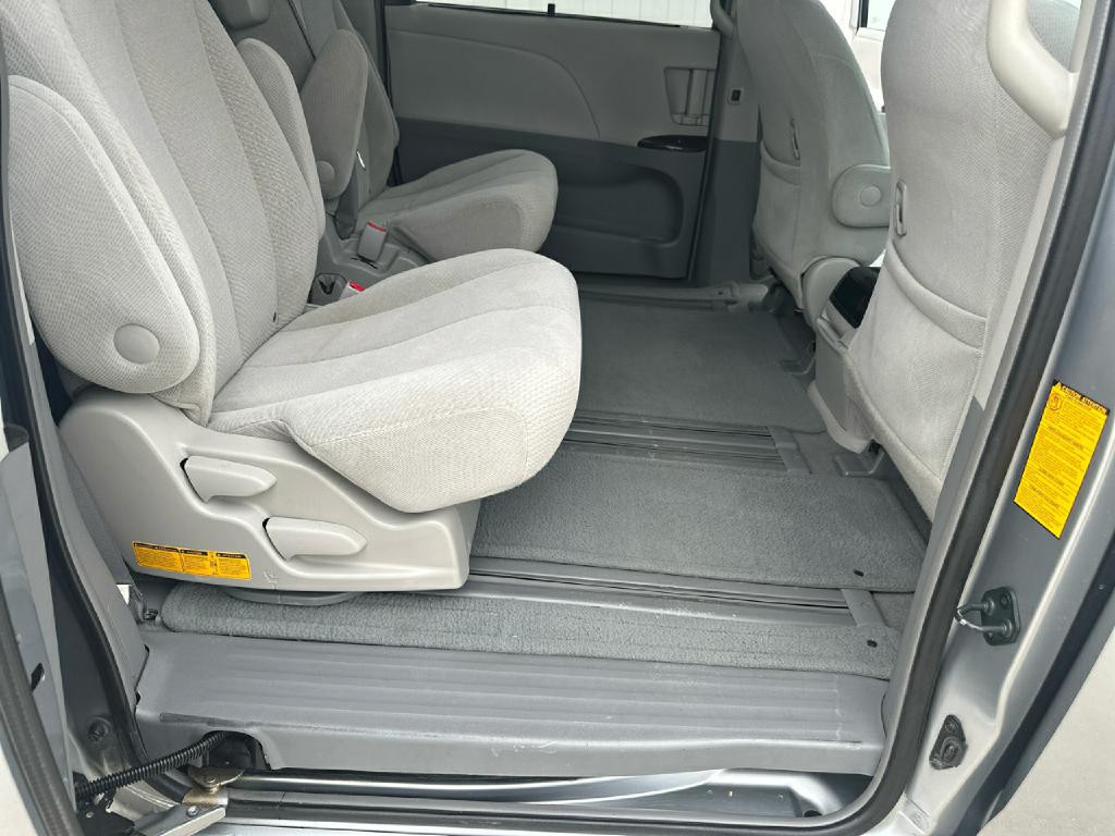 2011 Toyota Sienna Image 14