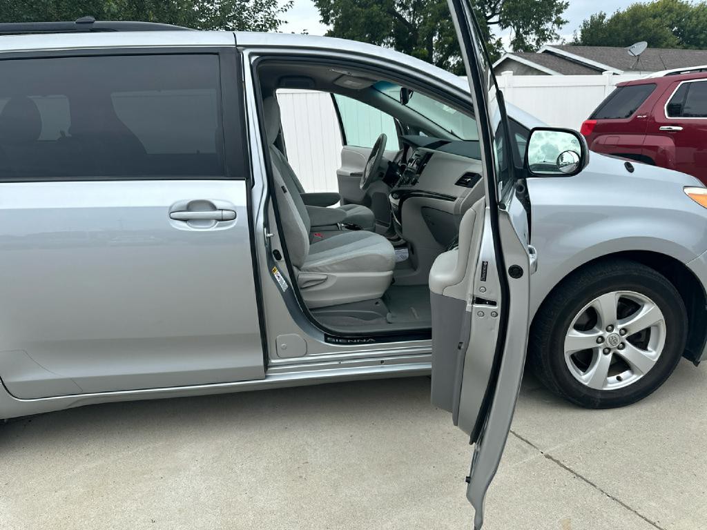 2011 Toyota Sienna Image 15