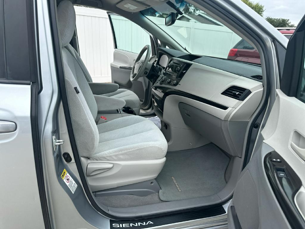 2011 Toyota Sienna Image 16