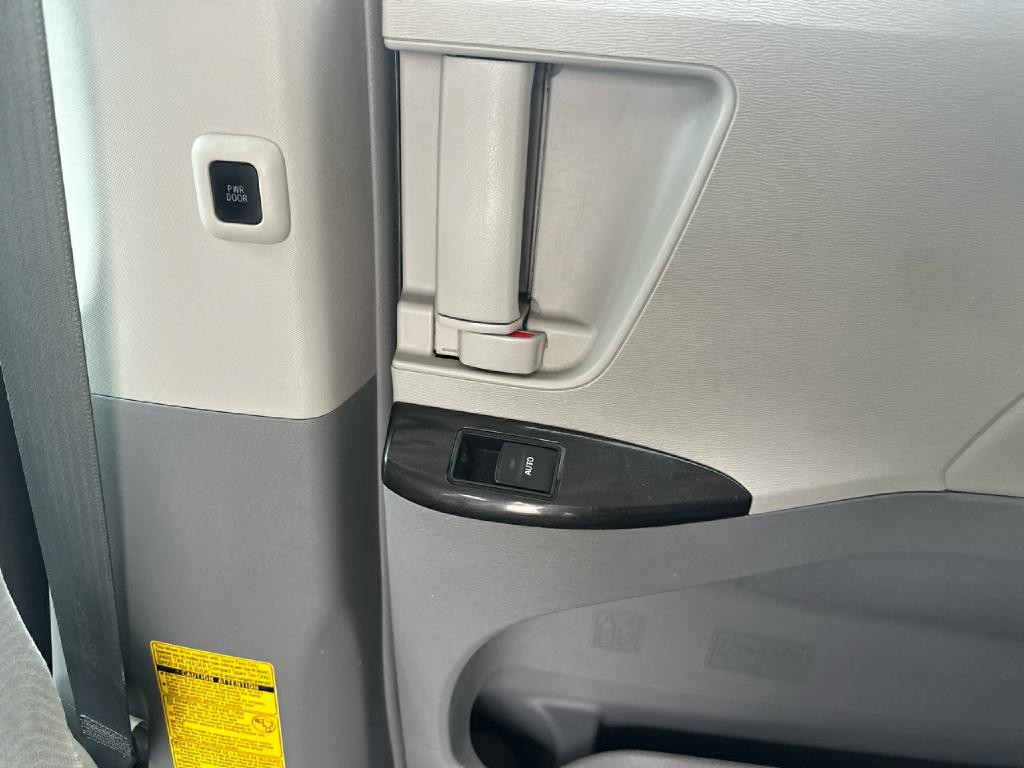 2011 Toyota Sienna Image 17