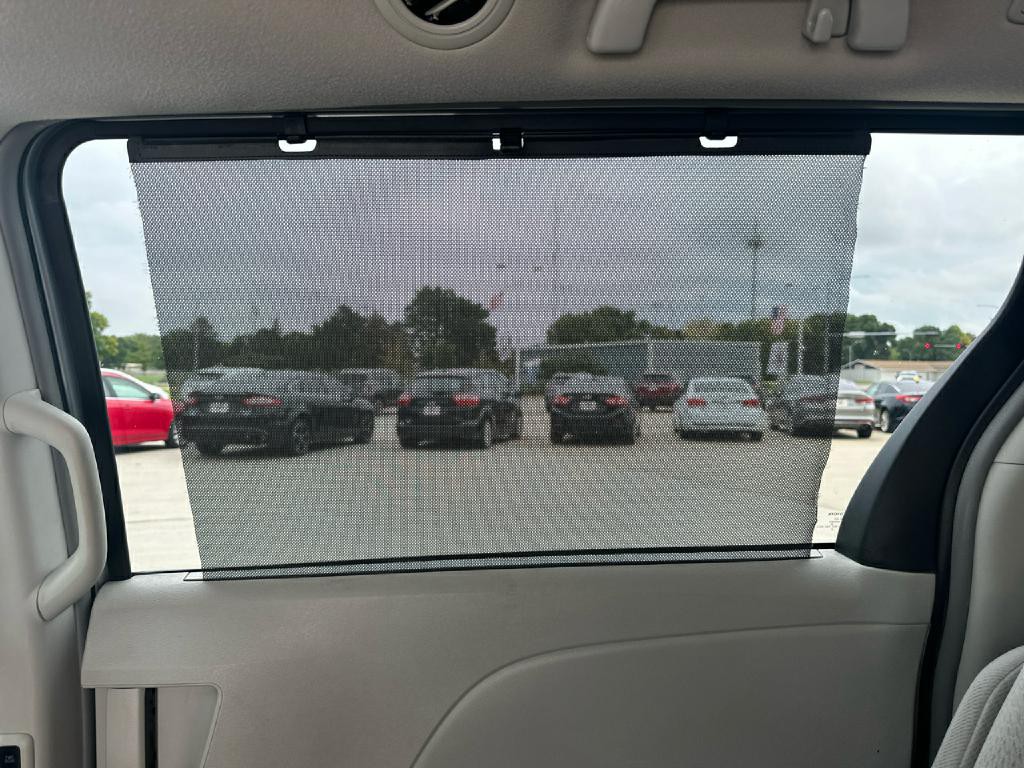 2011 Toyota Sienna Image 18