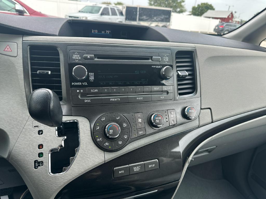 2011 Toyota Sienna Image 22