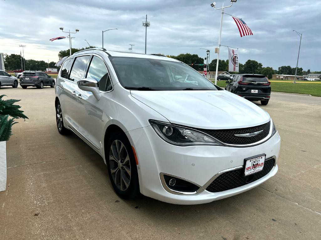 2017 Chrysler Pacifica Image 4