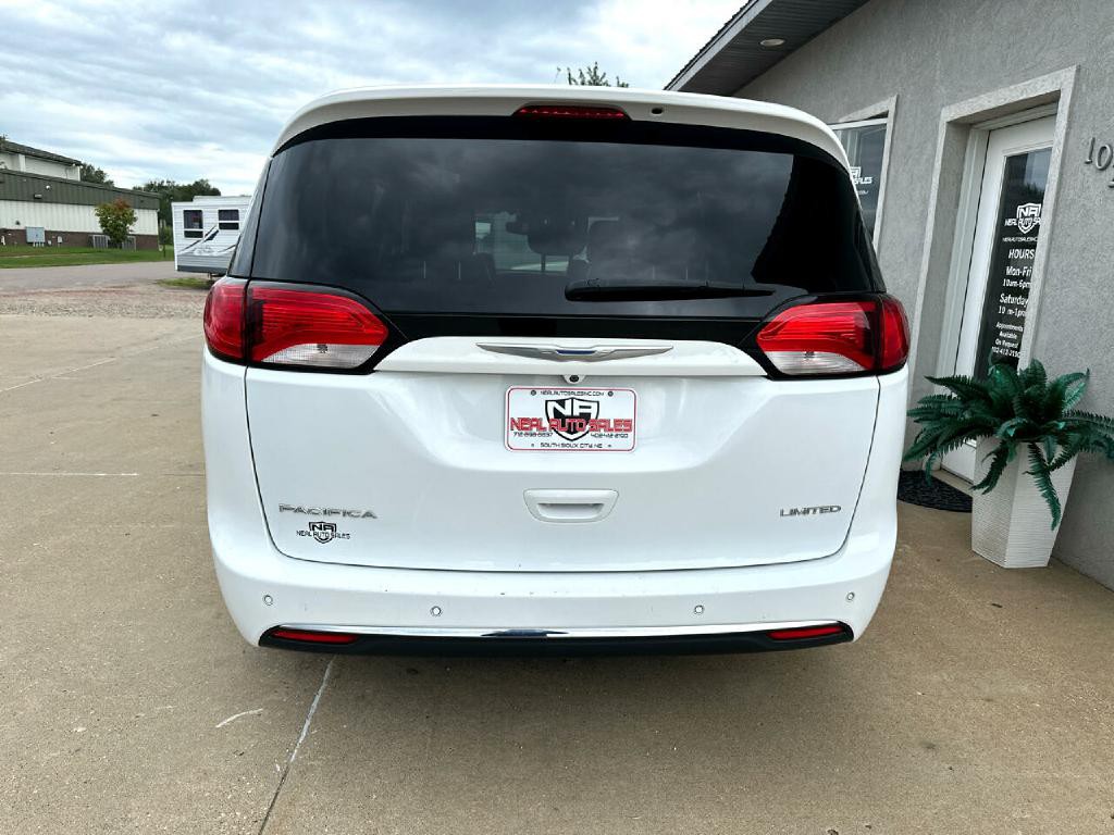 2017 Chrysler Pacifica Image 5