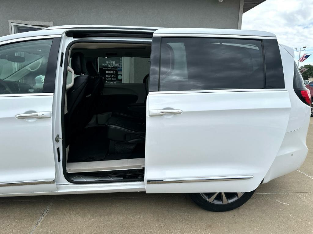 2017 Chrysler Pacifica Image 17