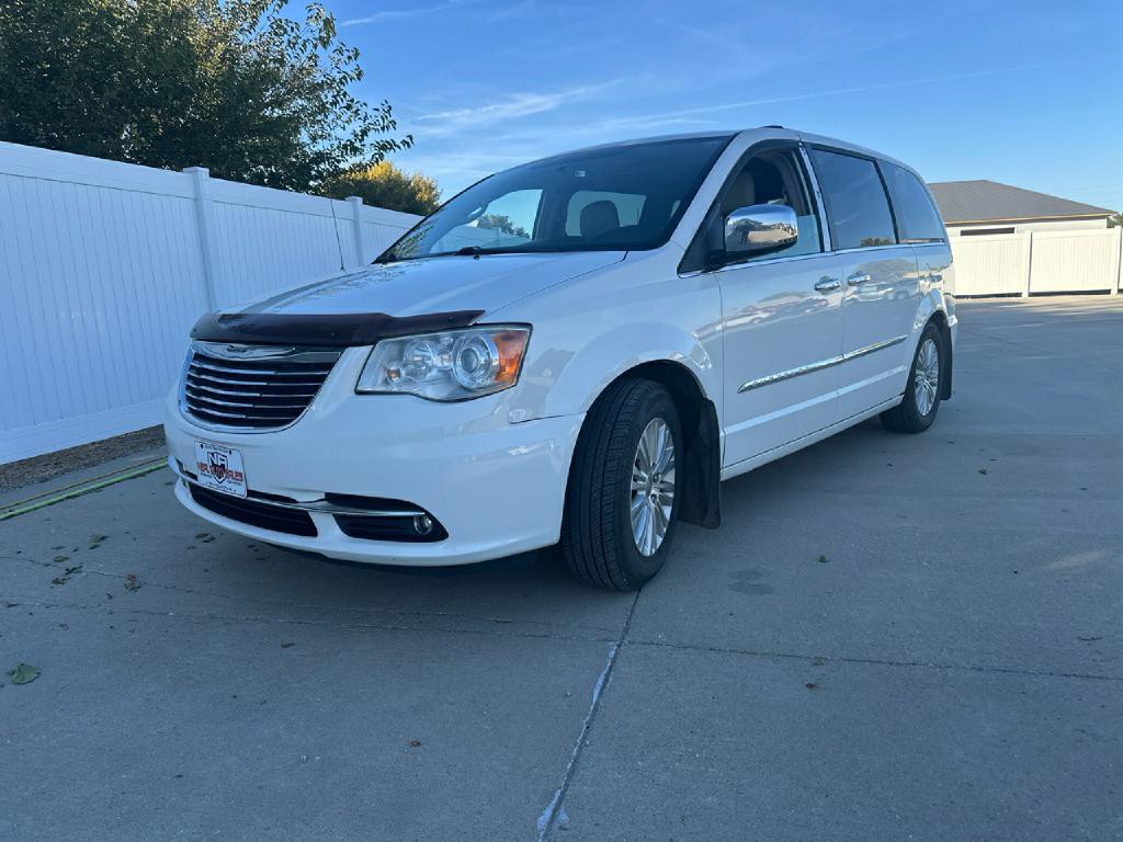 2012 Chrysler Town & Country Image 2