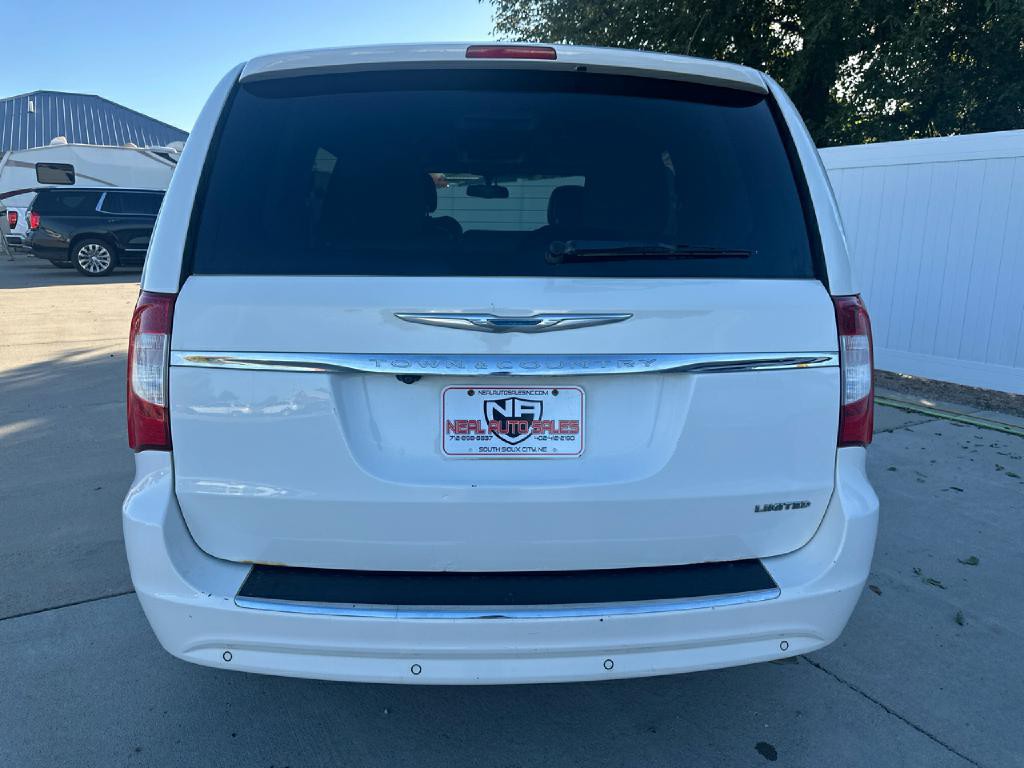 2012 Chrysler Town & Country Image 4