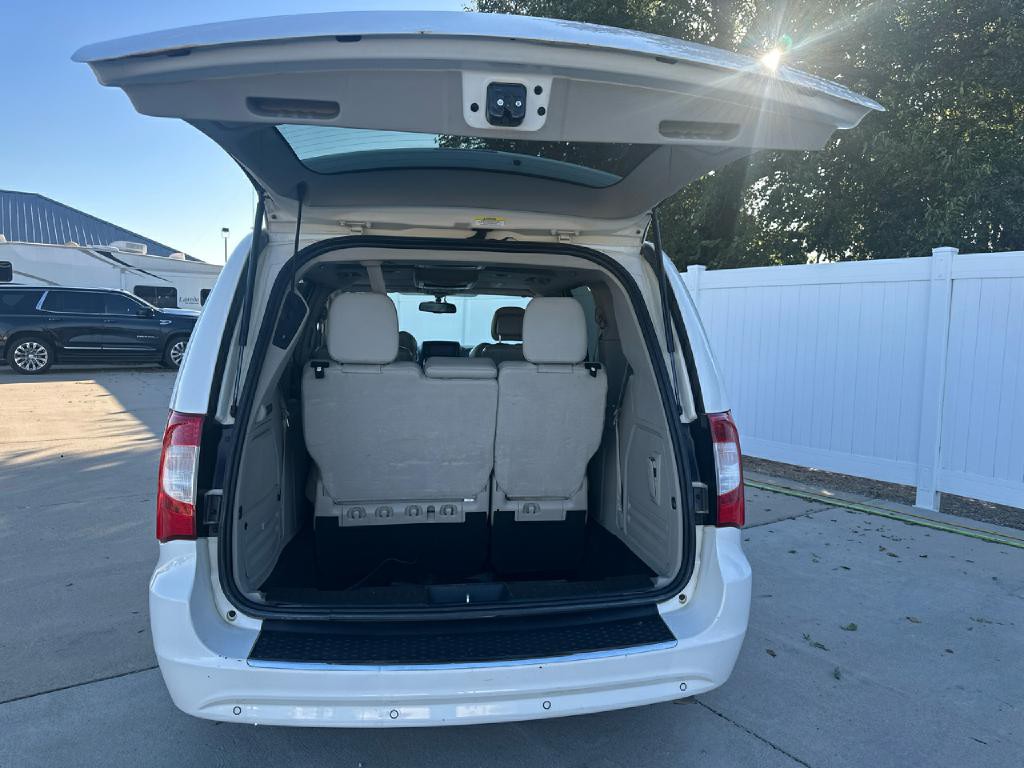 2012 Chrysler Town & Country Image 5