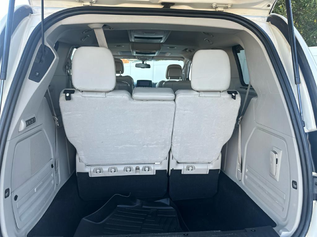 2012 Chrysler Town & Country Image 6