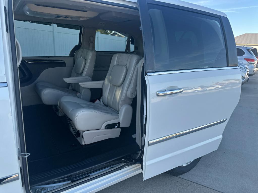 2012 Chrysler Town & Country Image 7