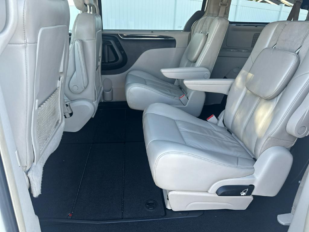 2012 Chrysler Town & Country Image 8