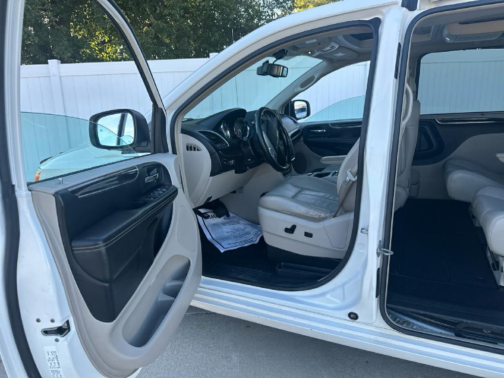 2012 Chrysler Town & Country Image 10