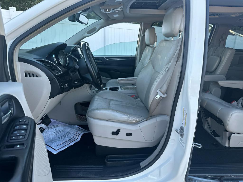 2012 Chrysler Town & Country Image 11