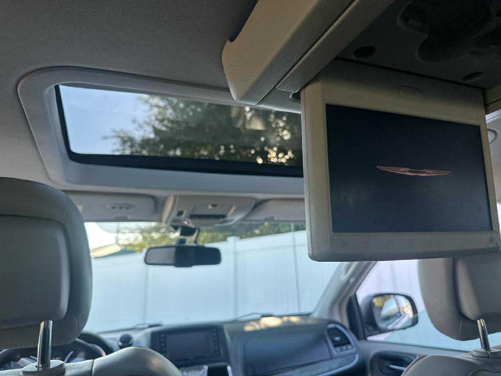 2012 Chrysler Town & Country Image 13