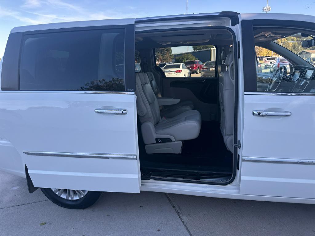 2012 Chrysler Town & Country Image 16