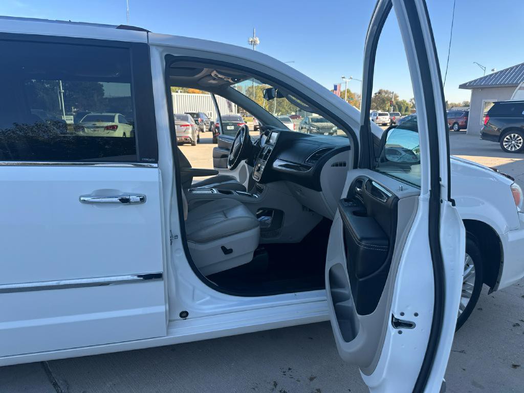 2012 Chrysler Town & Country Image 17