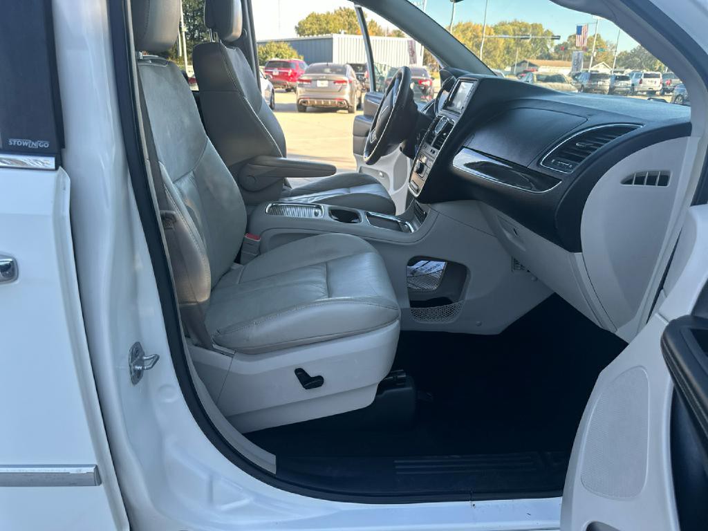 2012 Chrysler Town & Country Image 18