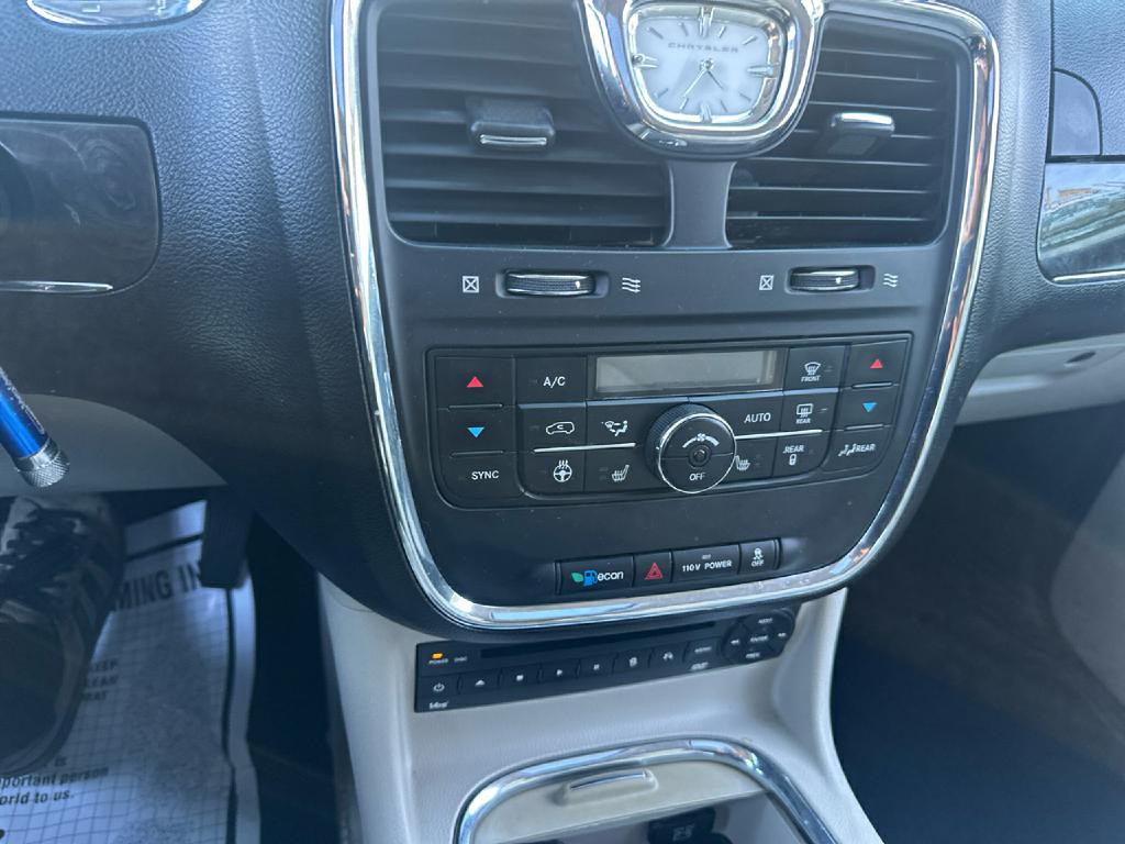 2012 Chrysler Town & Country Image 22