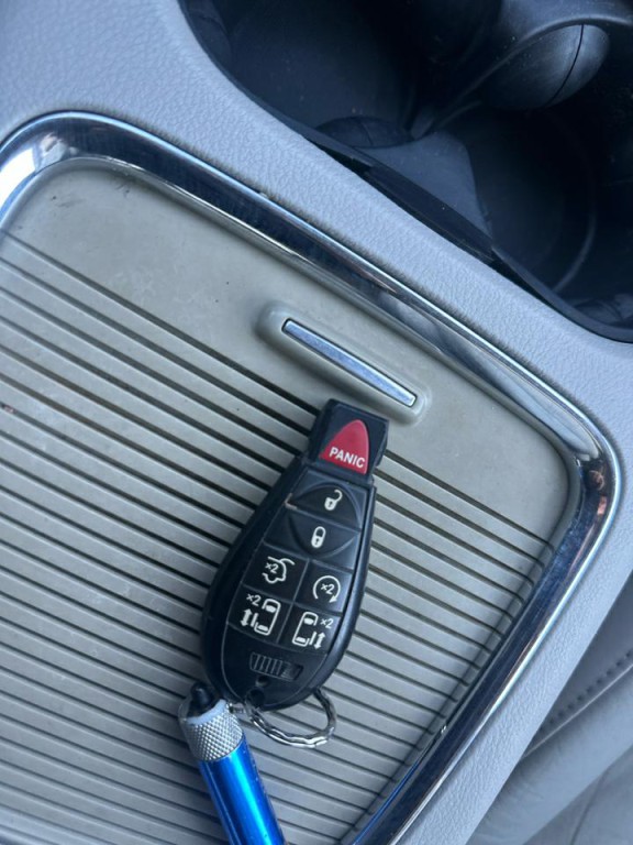 2012 Chrysler Town & Country Image 24