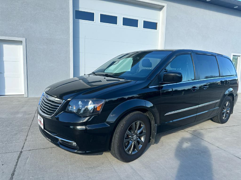 2016 Chrysler Town & Country Image 2