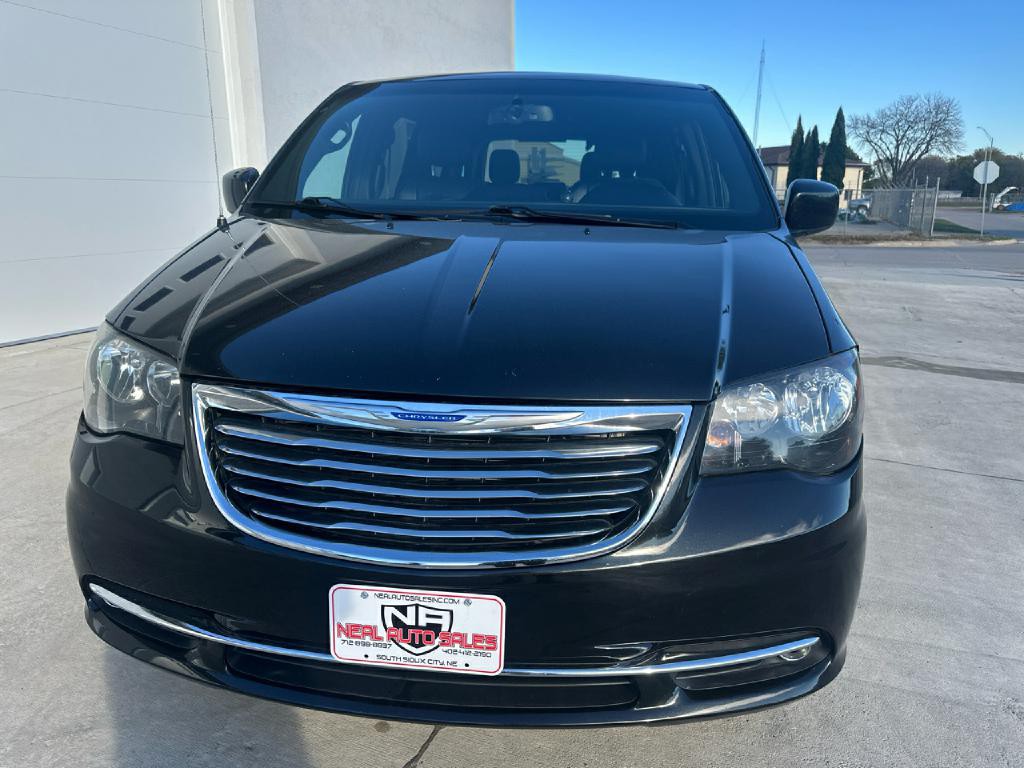 2016 Chrysler Town & Country Image 5