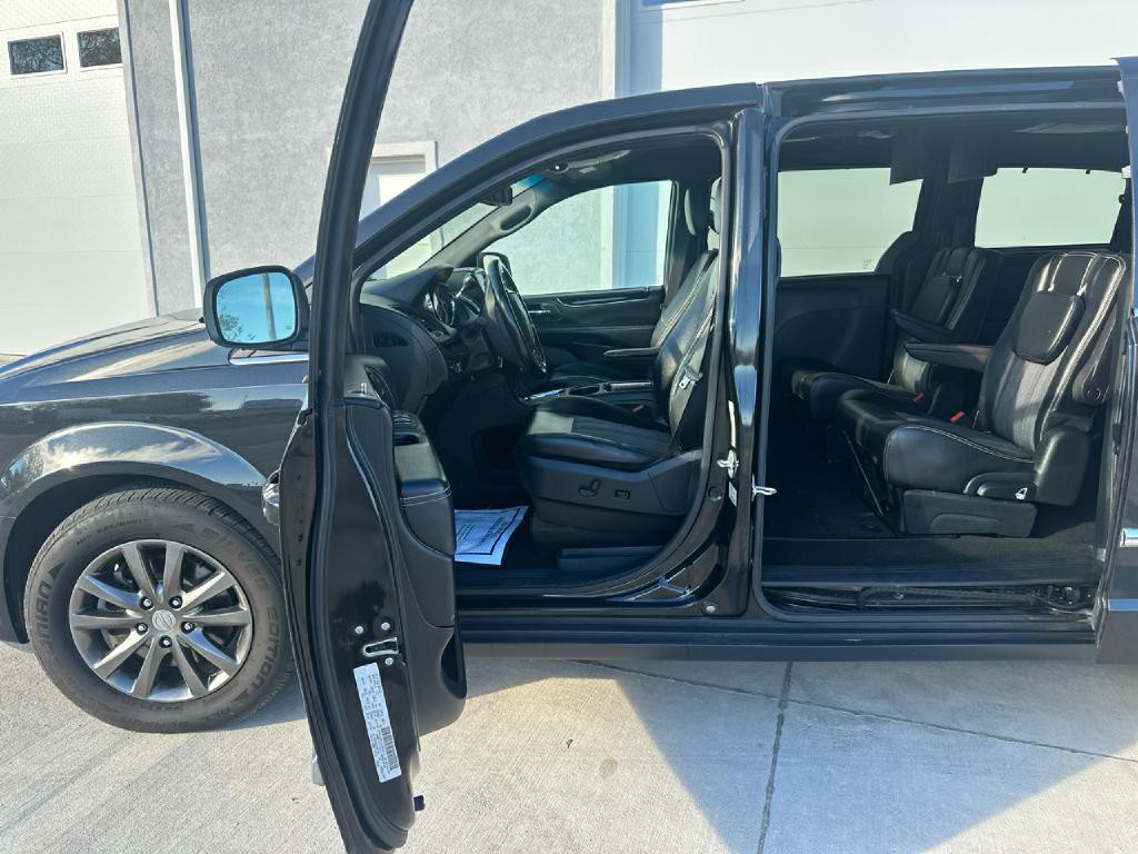 2016 Chrysler Town & Country Image 6