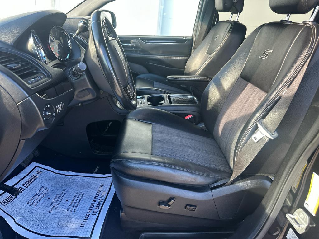 2016 Chrysler Town & Country Image 7