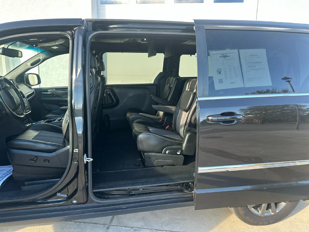 2016 Chrysler Town & Country Image 8