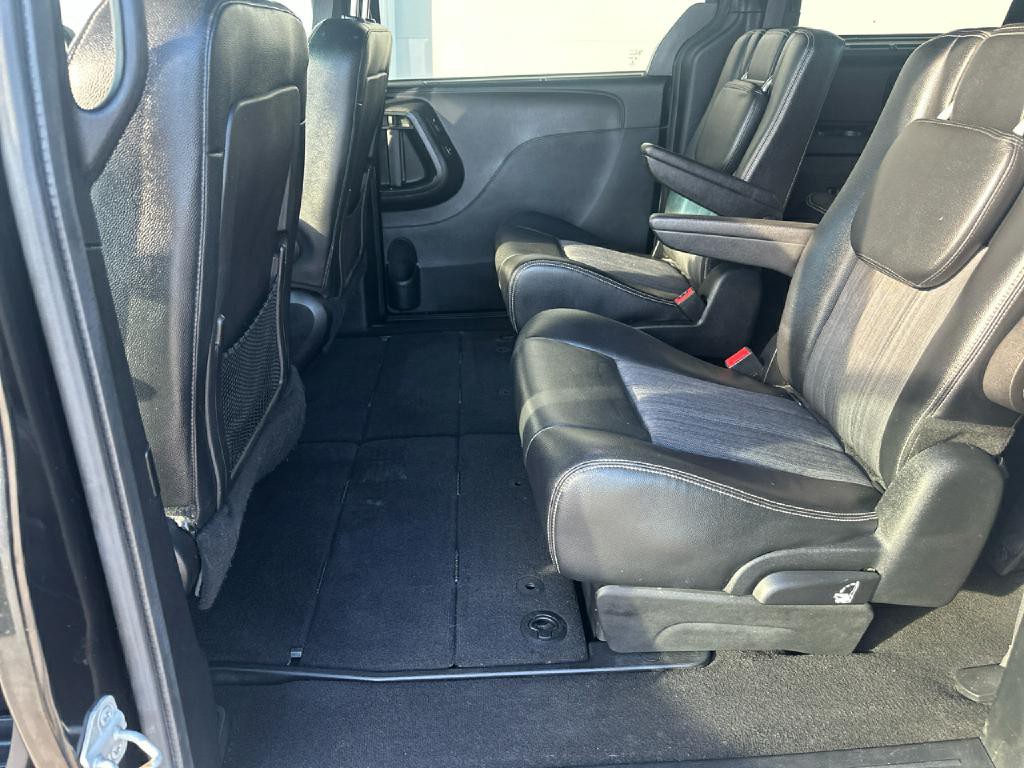 2016 Chrysler Town & Country Image 9