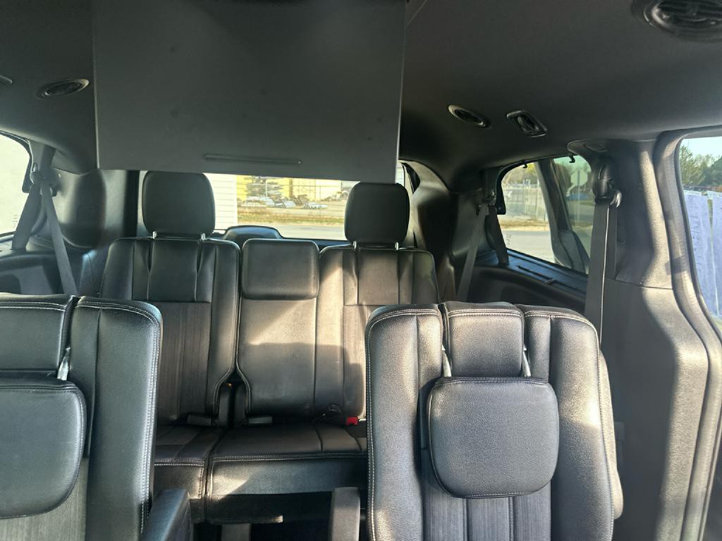 2016 Chrysler Town & Country Image 10