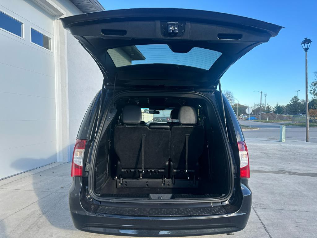 2016 Chrysler Town & Country Image 12