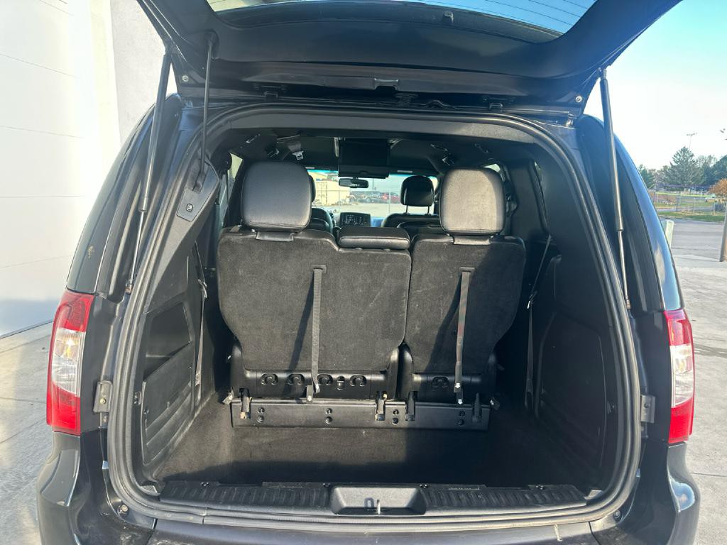 2016 Chrysler Town & Country Image 13