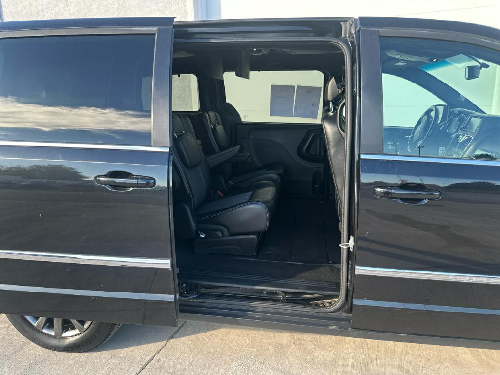 2016 Chrysler Town & Country Image 14