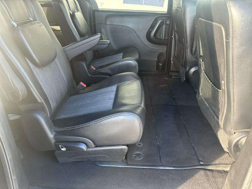 2016 Chrysler Town & Country Image 15