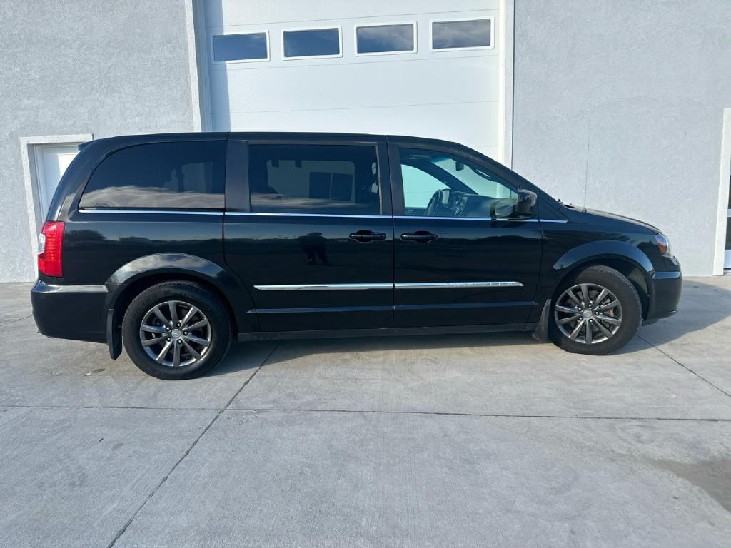 2016 Chrysler Town & Country Image 16