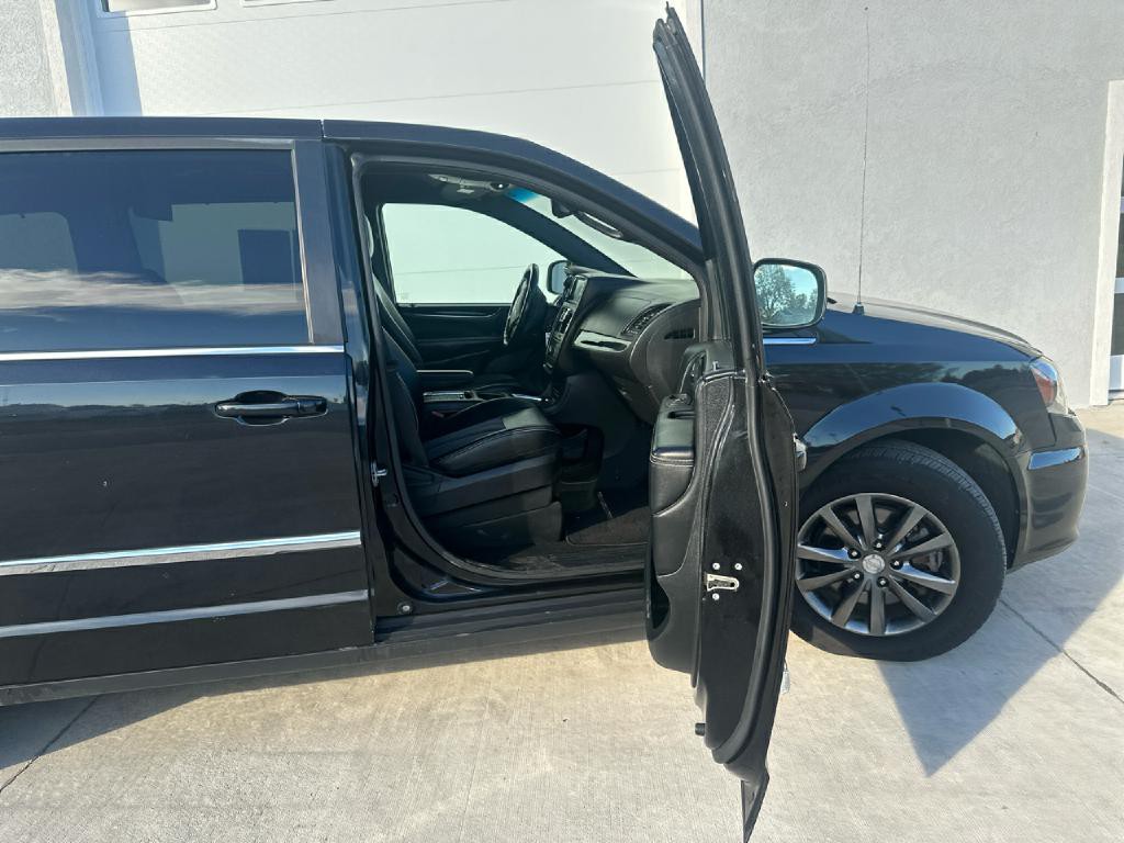 2016 Chrysler Town & Country Image 17