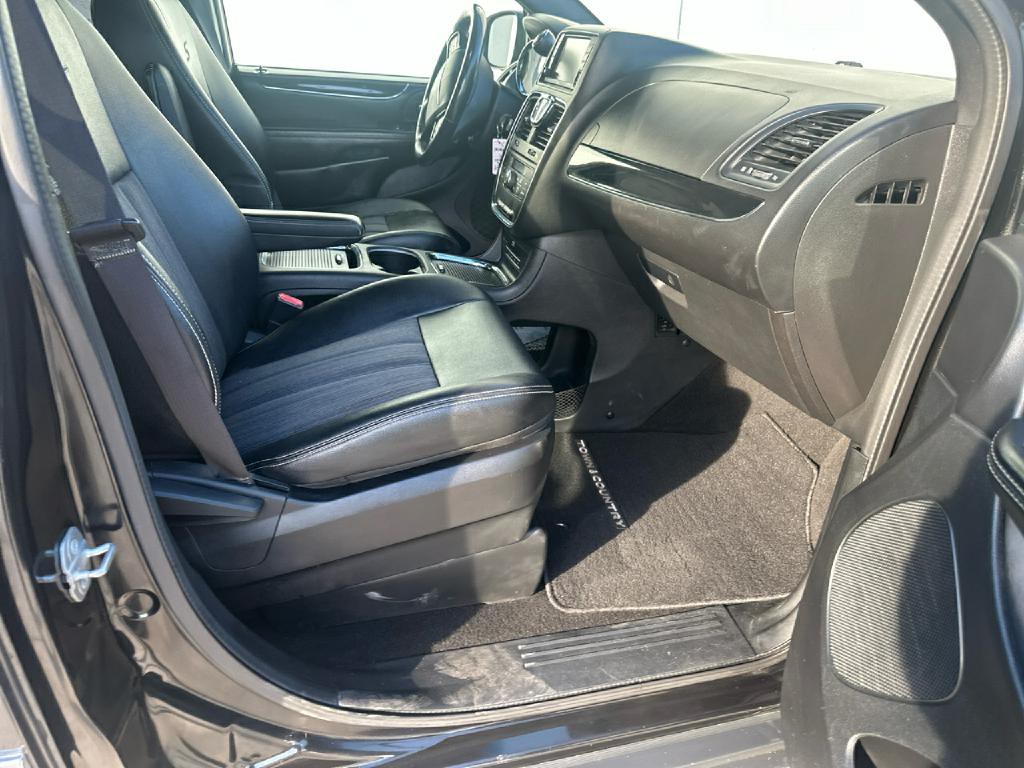 2016 Chrysler Town & Country Image 18