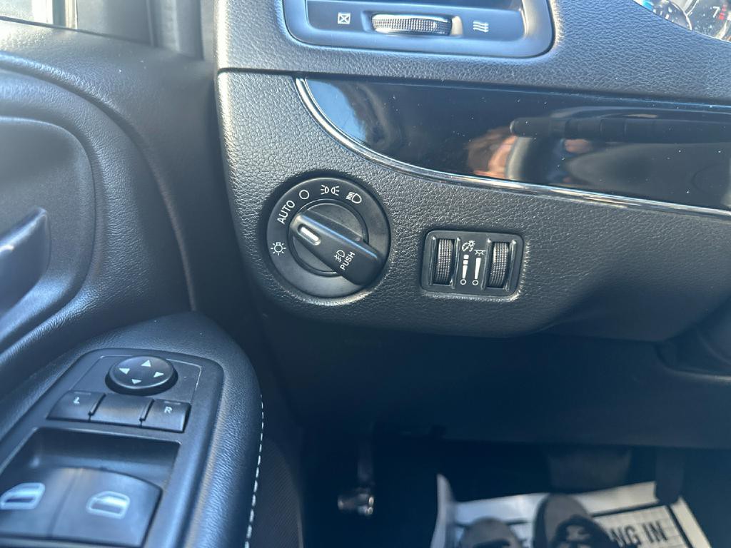 2016 Chrysler Town & Country Image 21