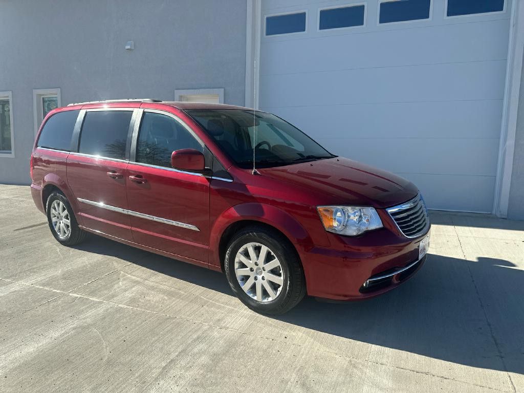 2014 Chrysler Town & Country Image 2