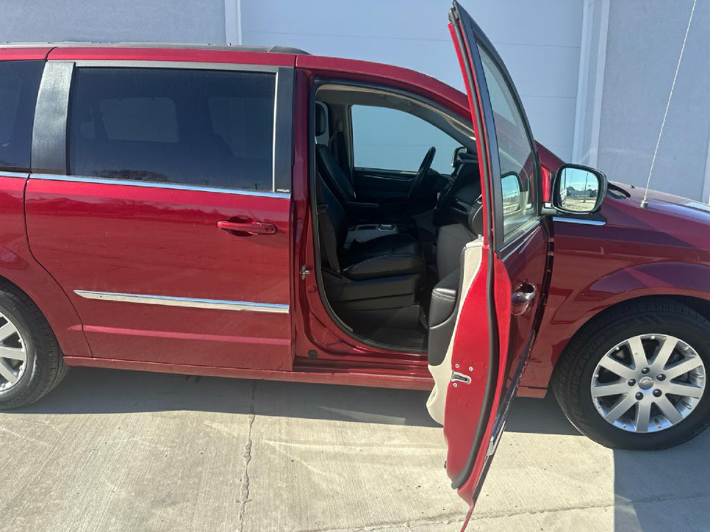 2014 Chrysler Town & Country Image 3