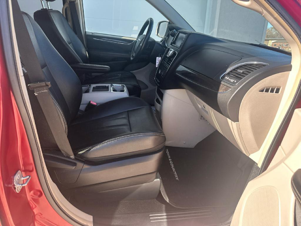 2014 Chrysler Town & Country Image 4